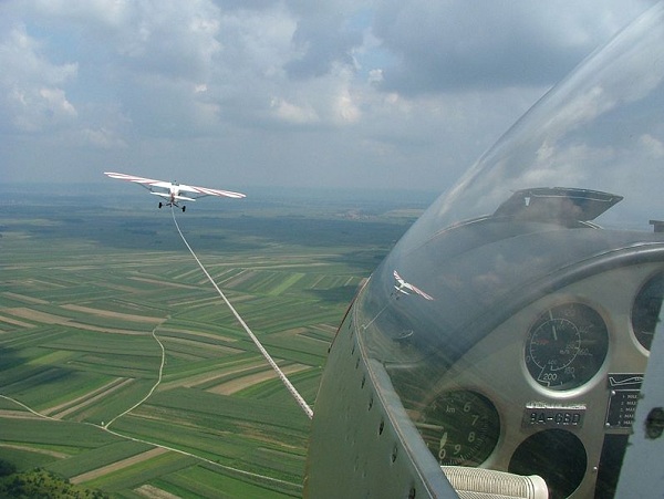  O cabo de reboque e o avio rebocador vistos da cabine de pilotos de um planador. 